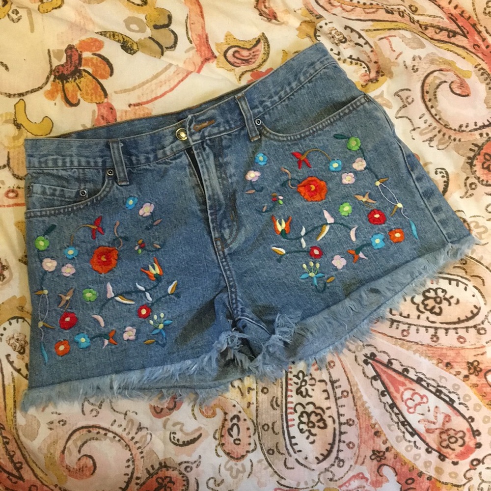 Cropped Jean shorts with embroidered flowers
